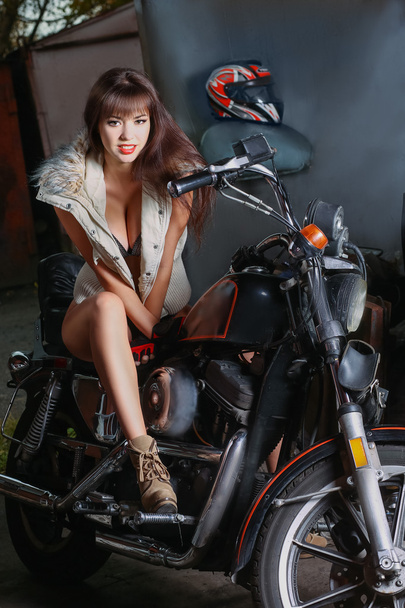 beautiful girl is sitting on a motorcycle - Φωτογραφία, εικόνα
