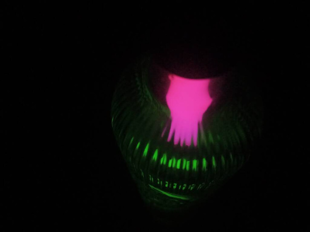Luci al neon clowing in background di notte rosso verde rosa giallo blu  - Foto, immagini