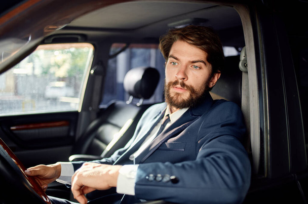 uomini d'affari Guida di un viaggio in auto stile di vita di lusso comunicazione per telefono - Foto, immagini