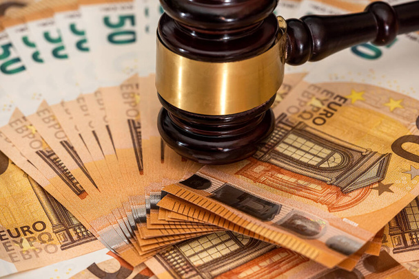 Δικαστής Hammer σε φόντο 50 τραπεζογραμματίων ευρώ. Δικαστικό δίκαιο - Φωτογραφία, εικόνα
