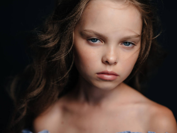 pretty girl posing fashion close-up dark background - Fotó, kép