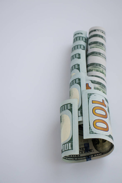 Ρολό δολάρια σε λευκό φόντο με χώρο αντιγραφής. Αμερικανικά χρήματα. - Φωτογραφία, εικόνα