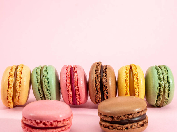 Macarons coloridos sobre fundo rosa
 - Foto, Imagem
