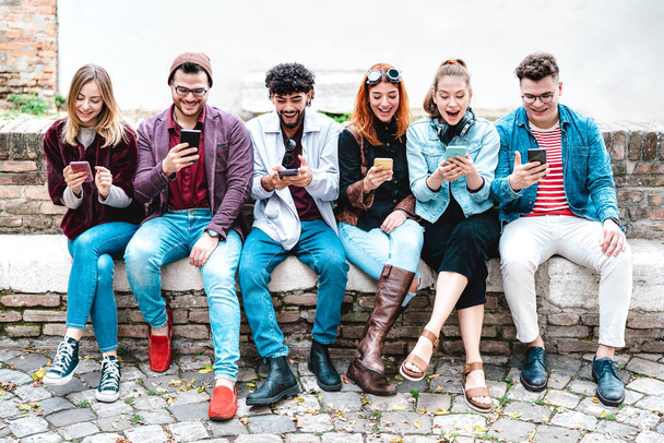 Happy milenial friends using smartphone at university college break - Az emberek megosztják trend tartalmát a mobil okostelefonok - Technológia koncepció mindig csatlakozik tizenévesek - Bright filter - Fotó, kép