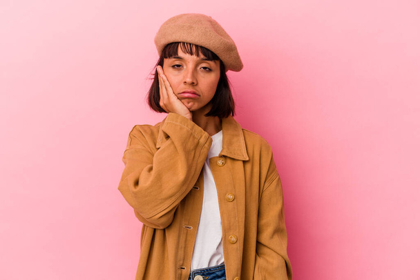 Junge Frau mit gemischter Rasse isoliert auf rosa Hintergrund, die traurig und nachdenklich ist, wenn sie den Kopierraum betrachtet. - Foto, Bild