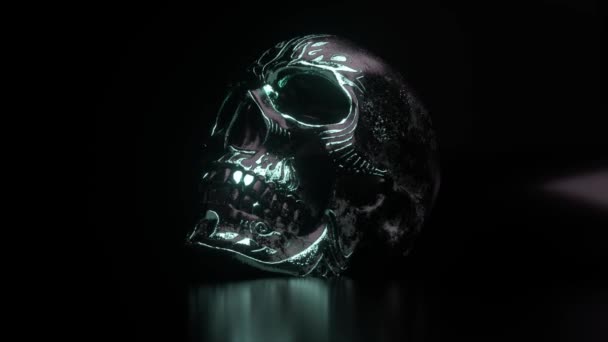 Ludzka czaszka z metalowym akcentem z bliska. Przerażenie i halloween koncepcja strachu. Animacja 3D - Materiał filmowy, wideo