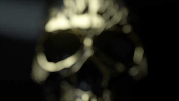 Menschlicher Schädel mit goldenen Akzenten in Großaufnahme. Horror und Halloween-Angst. 3D-Animation - Filmmaterial, Video