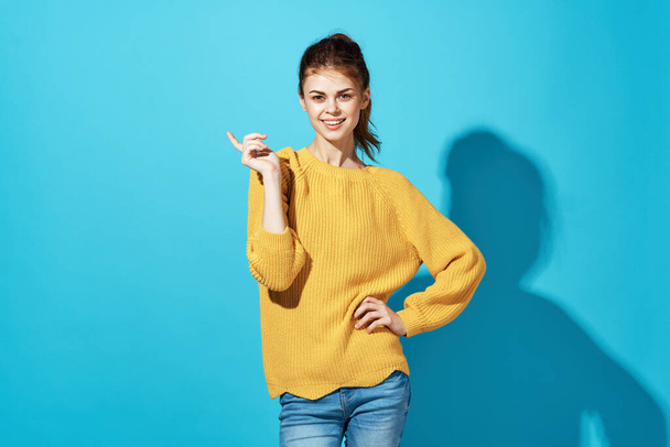 Frau im gelben Pullover Mode Lächeln Studio Lifestyle - Foto, Bild