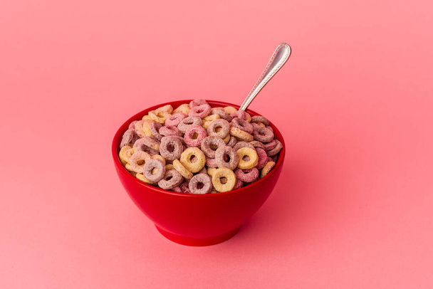 Ciotola di cereali isolato su sfondo rosa - Foto, immagini