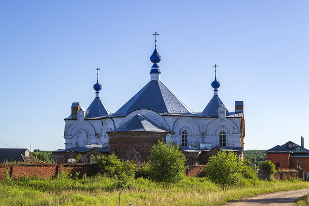antigua iglesia ortodoxa Rusia, complejo de templos del pueblo de Sumarokovo, provincia de Kostroma, Rusia. El año de construcción es 1763. - Foto, Imagen