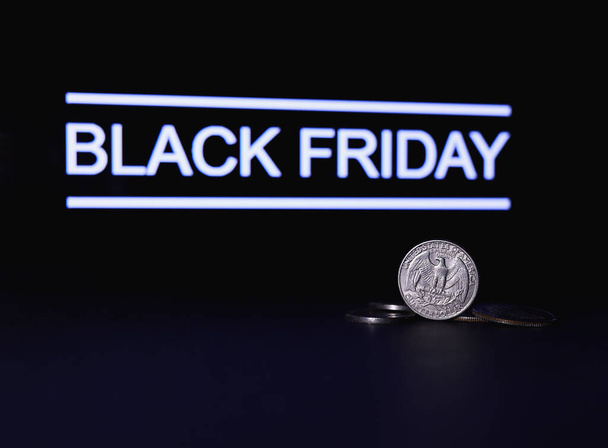 Mince USA a Černý pátek slova na tmavém pozadí. Global Black Friday prodej. Nejrušnější den pro online prodejce. Čtvrt dolaru. Velký prodej, slevy, speciální nabídky. Prodej roku.  - Fotografie, Obrázek