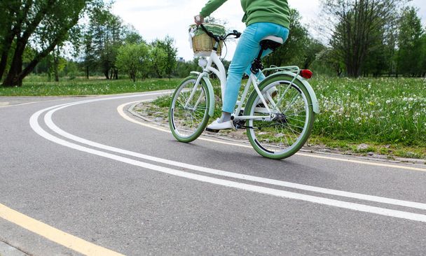 Nainen ajaa pyörällä polkupyörällä merkinnät aspring park. - Valokuva, kuva