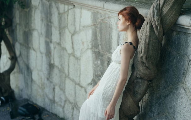Жінка в білій сукні, яка ходить по міфології принцеса Греції. - Фото, зображення