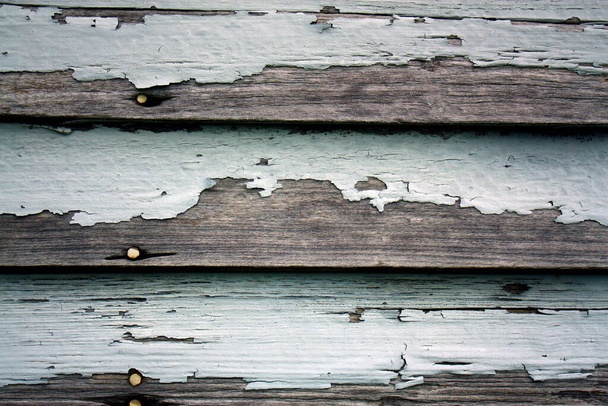 Vernice bianca che svanisce giunzione di legno di uno sfondo fienile - Foto, immagini
