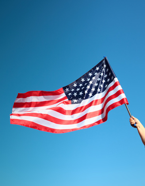Рука тримає американський прапор
 - Фото, зображення