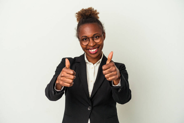 Jovem empresária afro-americana isolada em fundo branco com polegares para cima, saúde sobre algo, apoio e respeito conceito. - Foto, Imagem
