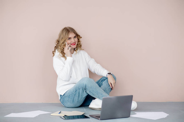 Schöne junge Freiberuflerin arbeitet zu Hause am Laptop - Foto, Bild