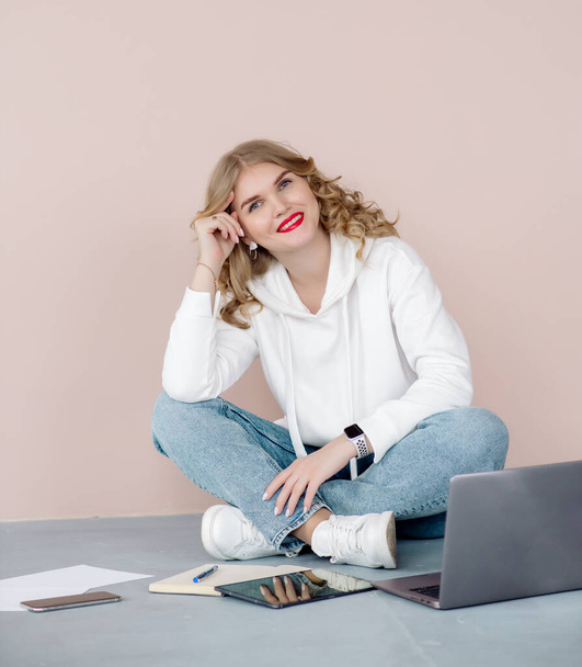Beautiful young woman freelancer working on laptop at home - Foto, imagen