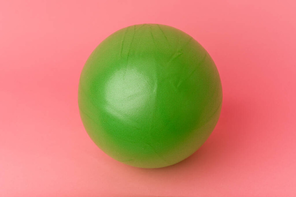 Pilates míč izolované na růžovém pozadí - Fotografie, Obrázek