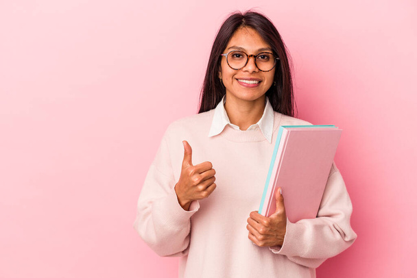 Junge Studentin Latein Frau isoliert auf rosa Hintergrund lächelnd und erhobenen Daumen - Foto, Bild