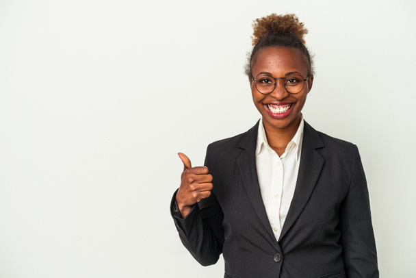 Jeune femme afro-américaine d'affaires isolée sur fond blanc souriant et levant le pouce - Photo, image