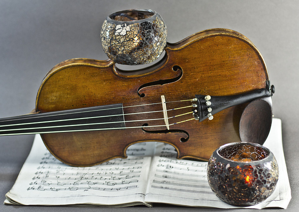Hermoso violín sobre un fondo de partituras
 - Foto, Imagen