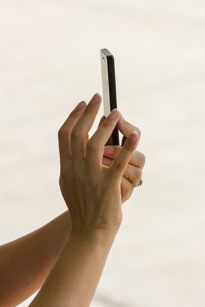 τα χέρια των γυναικών, λαμβάνοντας μια φωτογραφία με το κινητό τηλέφωνο - Φωτογραφία, εικόνα