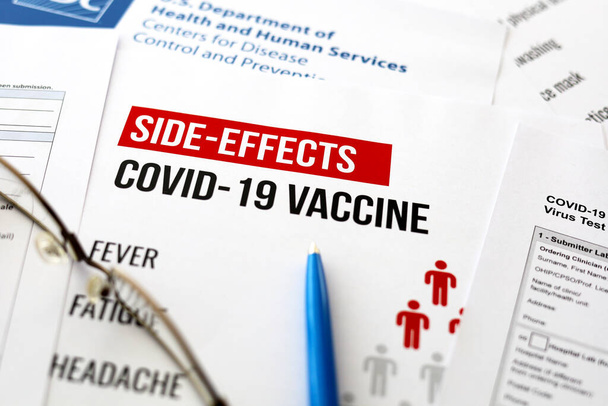 Elenco degli effetti collaterali del vaccino Covid sulla bandiera americana - Foto, immagini