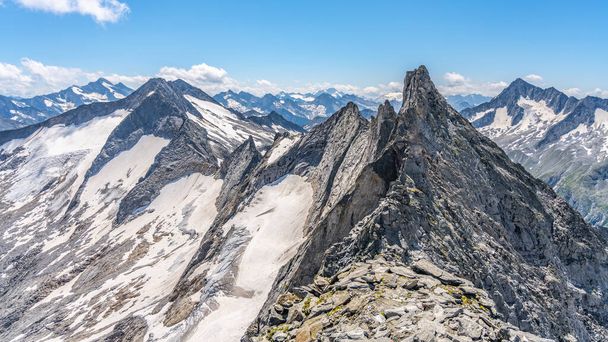 Pointed rocky mountain ridge on sunny summer day - Foto, Bild