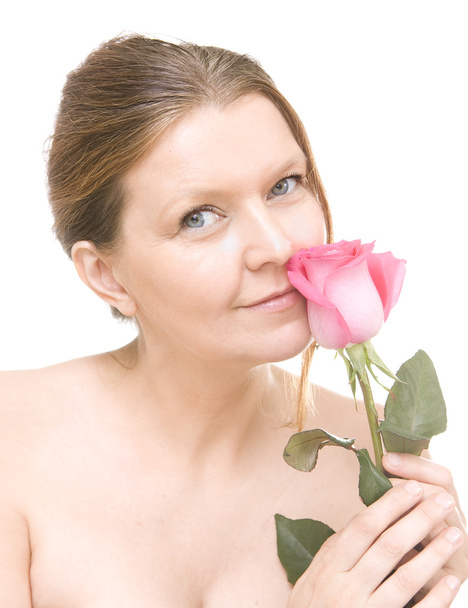 mulher adulta média atraente com uma rosa rosa, rosto feminino de beau
 - Foto, Imagem