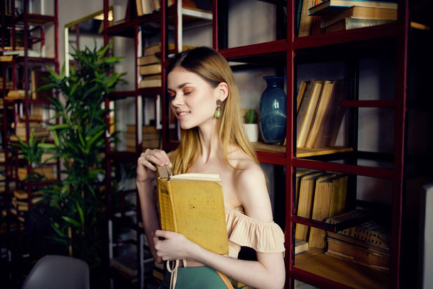 bella donna con un libro nelle mani di una ricreazione caffè - Foto, immagini