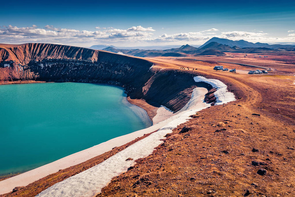 Krafla Viti Krateri Gölü kıyısında araba parkı. İzlanda, Avrupa 'nın egzotik sabah manzarası. Doğa konseptinin güzelliği. - Fotoğraf, Görsel