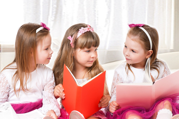dívky čtení knihy - Fotografie, Obrázek