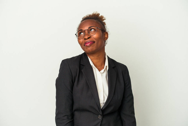 Joven mujer afroamericana de negocios aislada sobre fondo blanco soñando con lograr metas y propósitos - Foto, Imagen