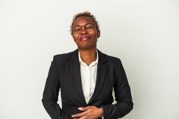 Fiatal üzlet afro-amerikai nő elszigetelt fehér háttér érinti has, mosolyog óvatosan, étkezési és elégedettség koncepció. - Fotó, kép