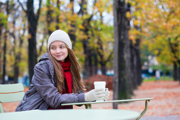 Girl drinking coffee outdoors - Foto, Bild