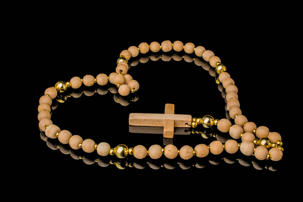 Lähikuva puinen Christian risti rukous ruusuke helmiä musta - Valokuva, kuva