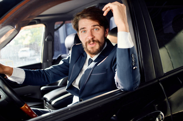 szakállas férfi Vezetés egy autós utazás luxus életmód siker - Fotó, kép