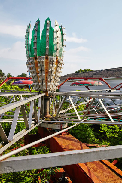 Покинутий парк розваг їде нахил-хвіртка з кактусом в центрі, що сидить іржавіє в полі
 - Фото, зображення