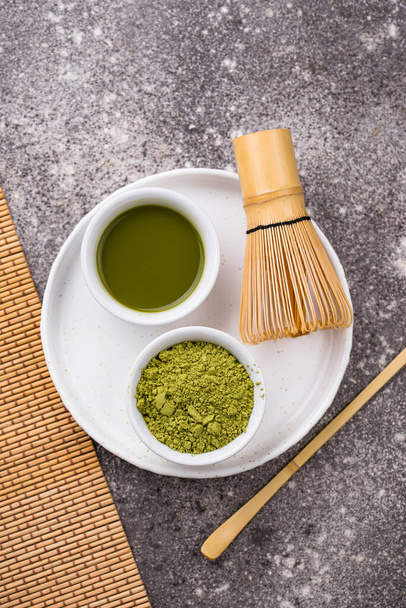 Matcha teetä ja bambu vispilä
 - Valokuva, kuva