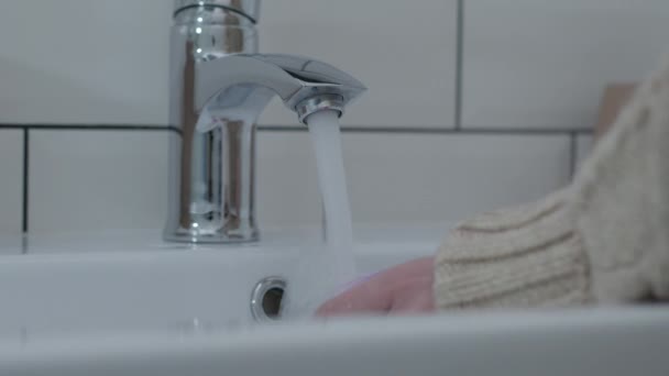 Sıcak su akıntısı altında aybaşı bardağını yıkayan nazik kadın ellerinin yakın çekimi. Kişisel tıbbi bakım - Video, Çekim