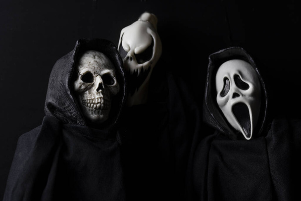 Ghouls assustadores de Halloween com rostos assustadores em um fundo preto - Foto, Imagem