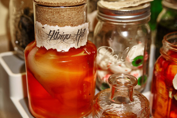 赤い液体で中断ハロウィーンの装飾ラットメイソン瓶の横に眼球でいっぱい - 写真・画像