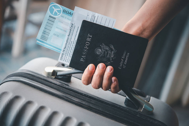 Personas con pasaportes y tarjeta de registro de vacunación contra Coronavirus, mapa para viajar con equipaje para el viaje. Covid-19 en todo el mundo - Foto, Imagen