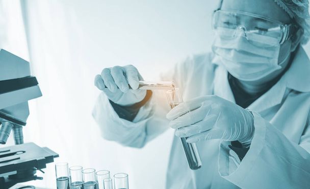Gli scienziati stanno ricercando vaccini contro i virus nel laboratorio di medicina educazione scientifica in laboratorio.. - Foto, immagini