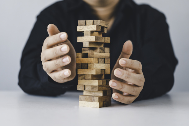 Business risks in the business. Requires planning Meditation must be careful in deciding to reduce the risk in the business. As the game drew to a wooden block from the tower - Foto, imagen