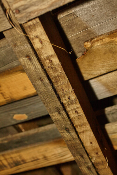 Avvicinamento di tavole di legno marroni sfilacciate tenute insieme con unghie - Foto, immagini