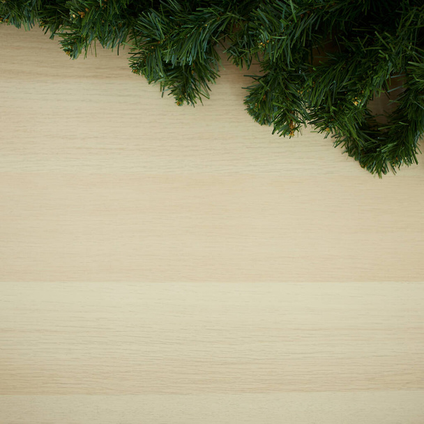 Felett karácsonyi fenyő levelek üres tér dekoráció fából készült háttér másolási hely - Fotó, kép