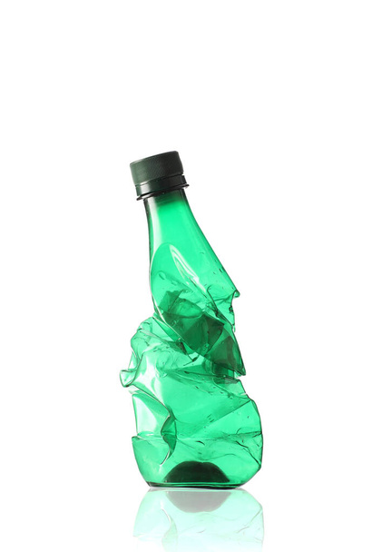 botella de plástico verde sobre fondo blanco - Foto, Imagen