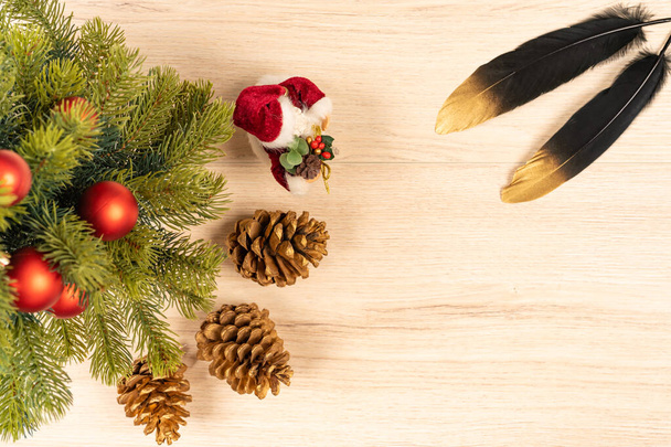 Joulukuusi konsepti puu, helyjä, Santa, männynkäpyjä ja mustia höyheniä ylhäältä - Valokuva, kuva